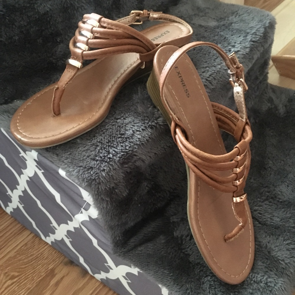 Express short heel sandal.